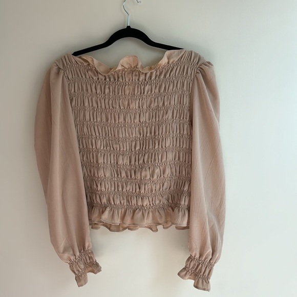 H&M Puff-sleeved Smocked Blouse . - Picture 2 of 4